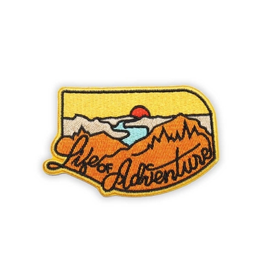 Le fer sur soutenir les corrections brodées de chapeau cousent à la frontière découpée avec des matrices par Appliqué